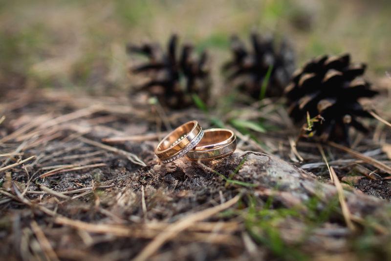 松林中的结婚戒指