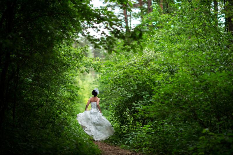 丛林里奔跑的新娘
