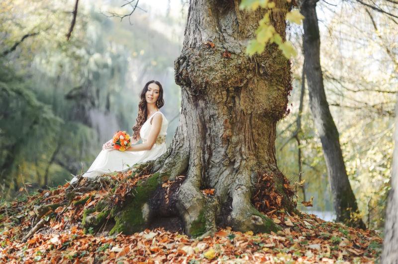 老树旁边美丽的新娘