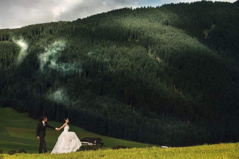在意大利高寒草甸上的新娘新郎