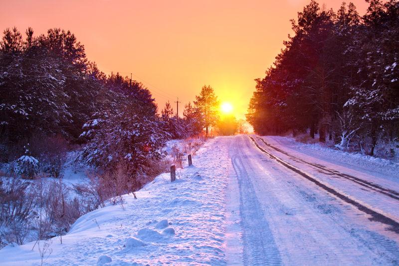 日出时的雪路