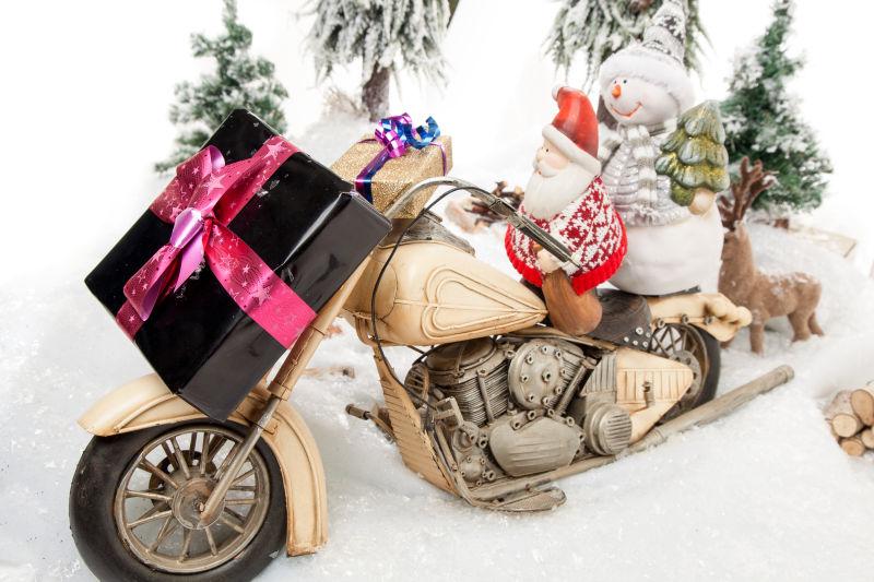 圣诞老人和一个雪人在他们的摩托车上送一些圣诞礼物