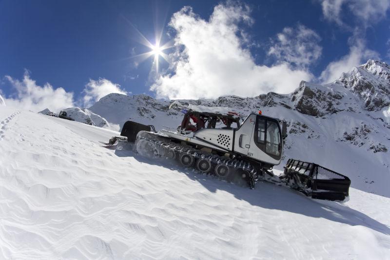 雪山上的雪地履带车