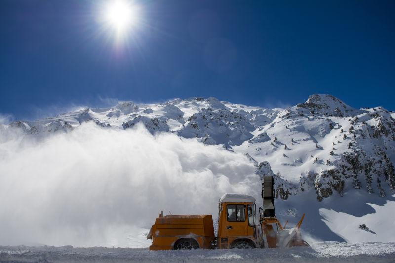 雪山上的拖拉机清雪机
