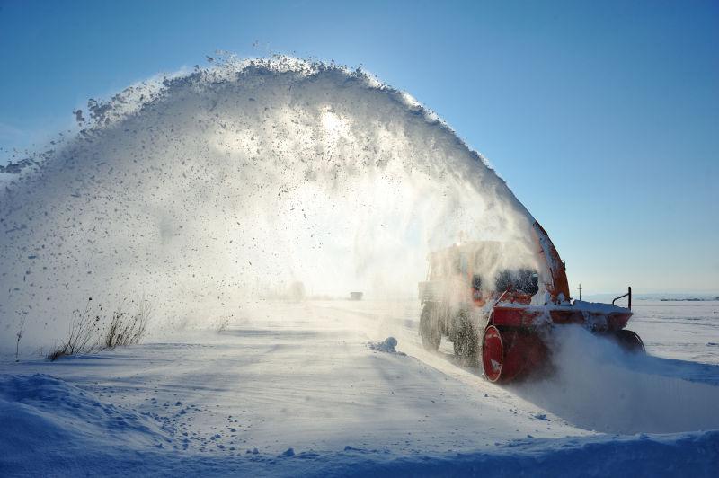 清理路面积雪的拖拉机吹雪机