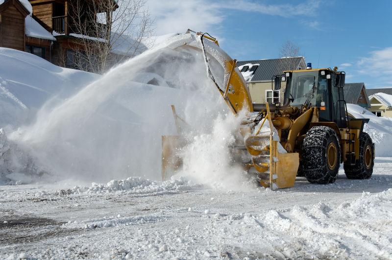 市政吹雪机清除积雪覆盖的街道