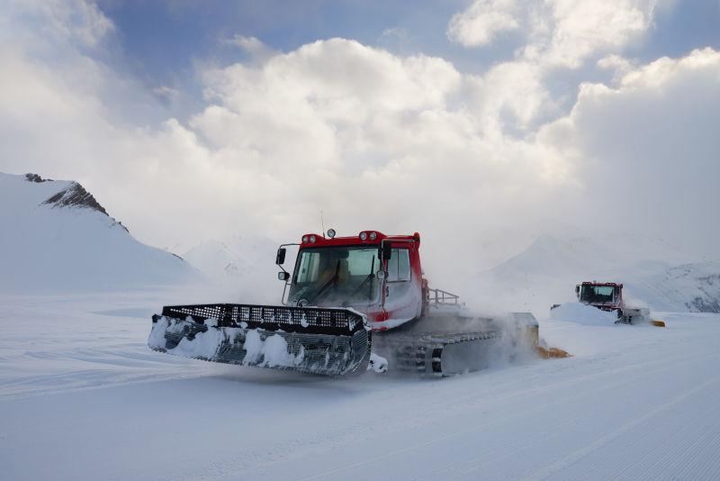 雪地上的拖拉机