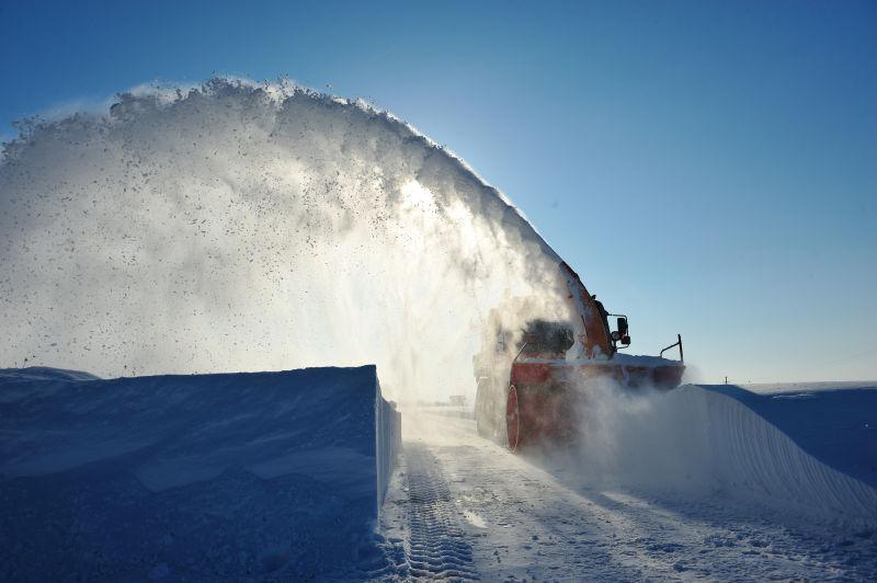 正在清理路面积雪的拖拉机