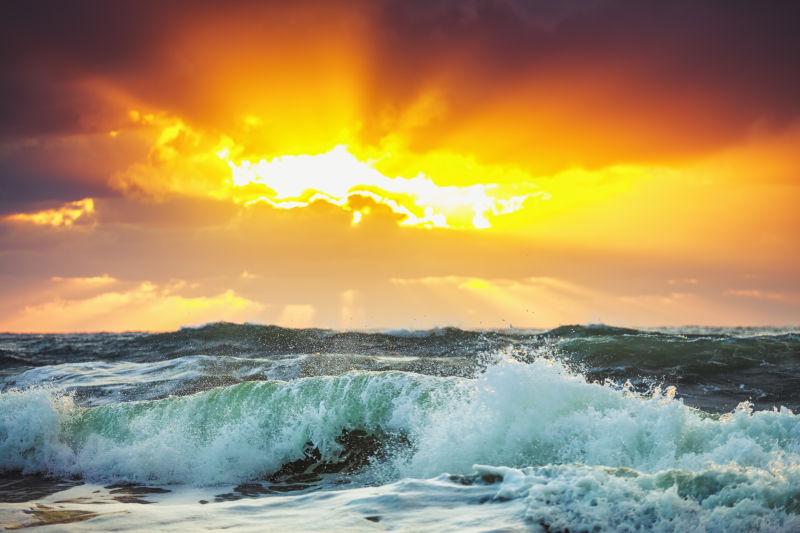 太阳和海浪的场景