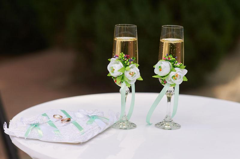 婚礼桌上摆着两杯香槟酒