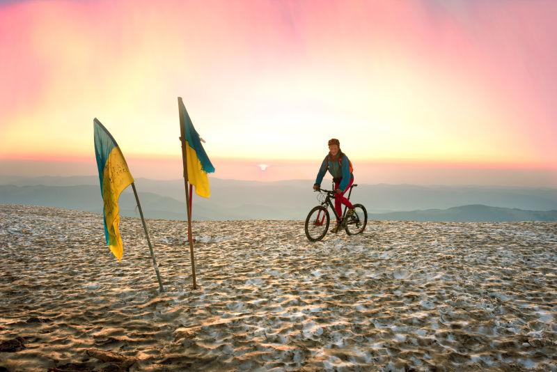 极限自行车运动员在山顶骑行
