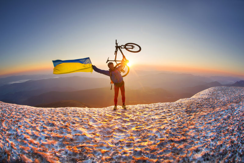 极限自行车运动员在日出下的霍韦尔拉山山顶