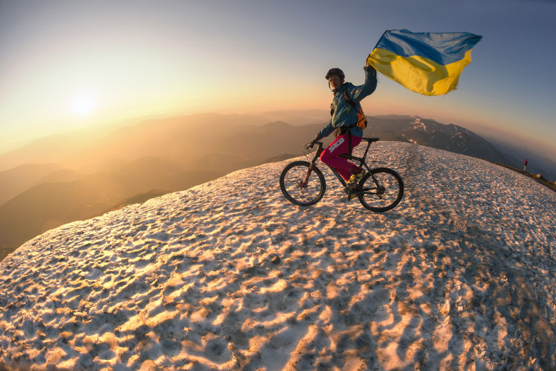 极限自行车运动员边骑行边挥舞旗帜