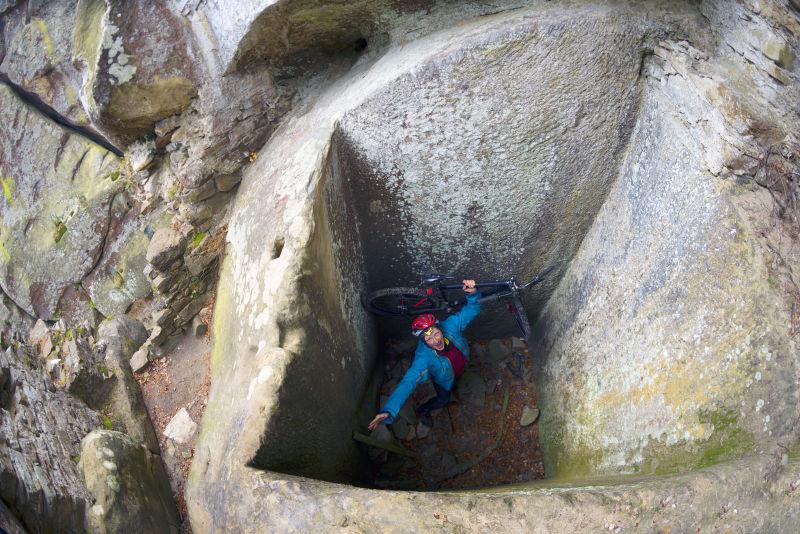 极限自行车运动员在石坑里