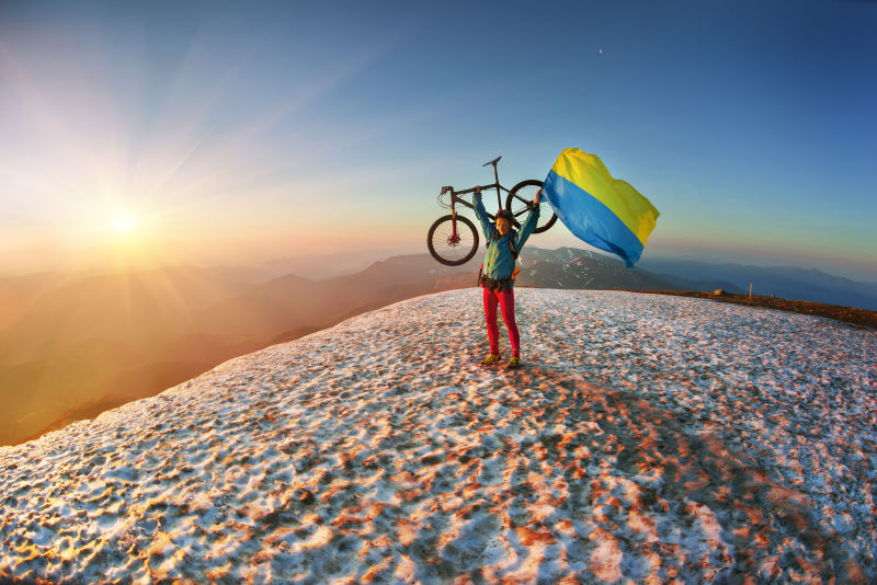 举起自行车的极限自行车运动员