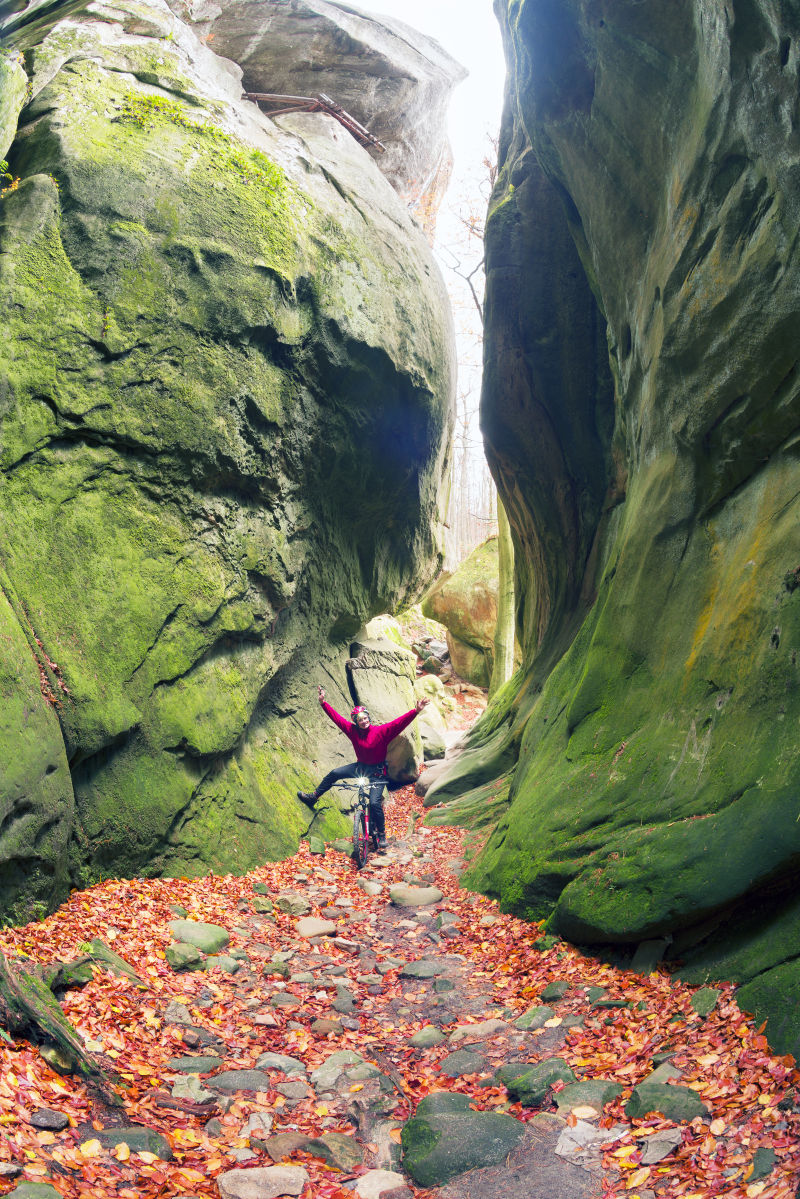 极限自行车运动员在绿色的山间骑行
