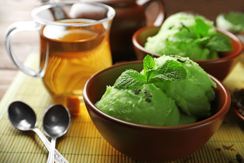 竹帘上褐色木碗里的自制绿茶冰淇淋