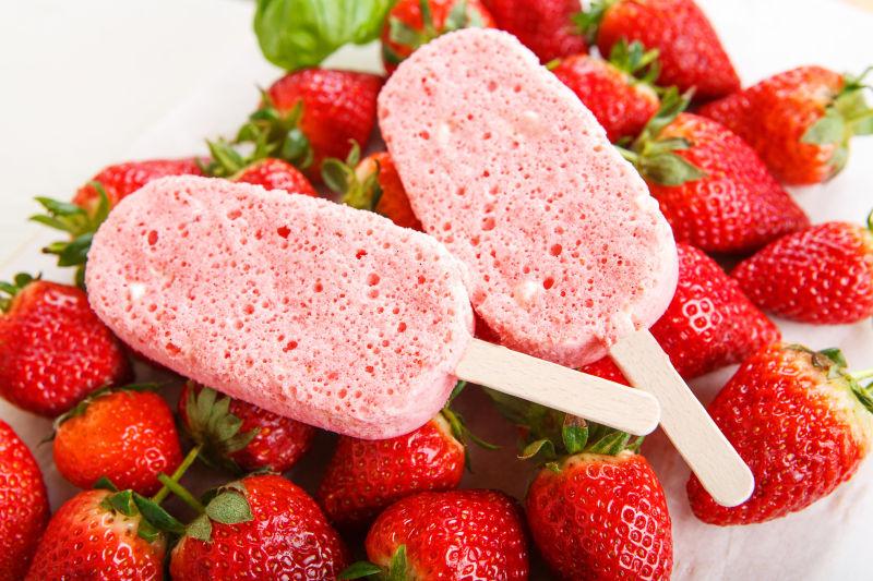 白色背景上的自制冰激凌和新鲜草莓
