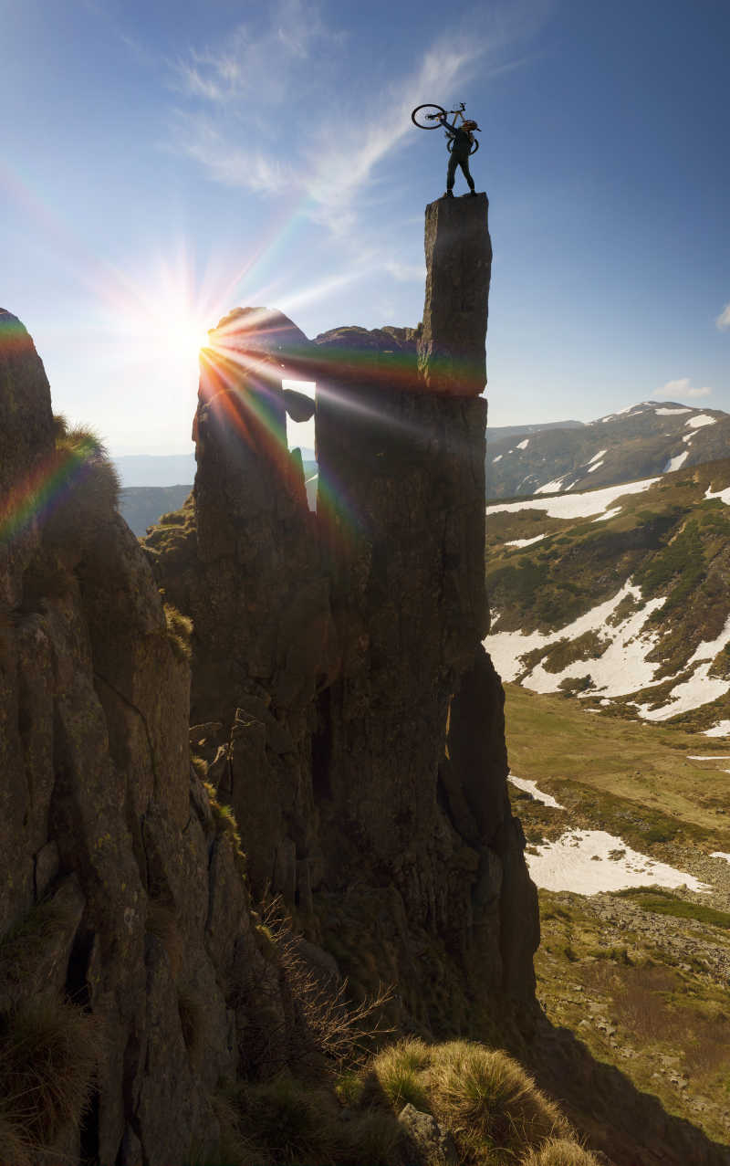 乌克兰黑山山脉的自行车运动员