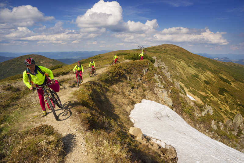 乌克兰山上五个自行车运动员