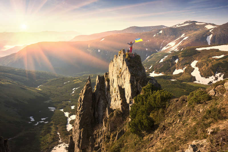 乌克兰山峰上的极限运动员