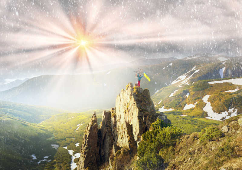 阳光下美丽的乌克兰山脉