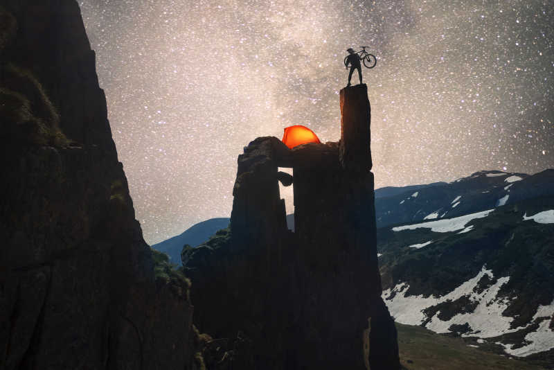 夜色下的极限自行车运动员