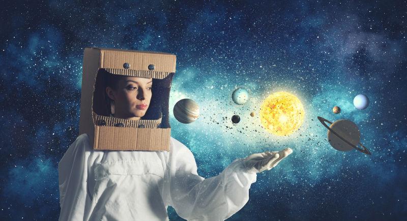 迷人的女宇航员头戴纸箱梦想探索太空