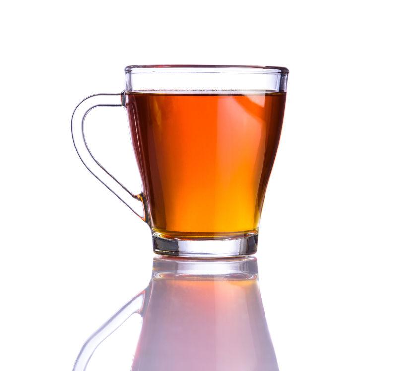 白色背景上玻璃杯中的红茶