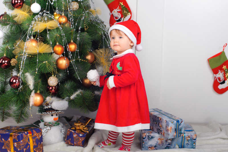 可爱的圣诞小女孩和圣诞树