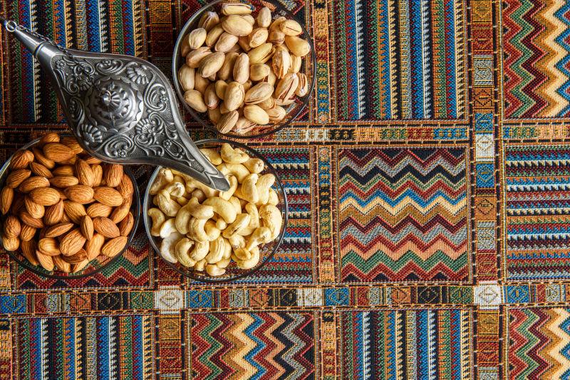 传统地毯上的坚果与青铜