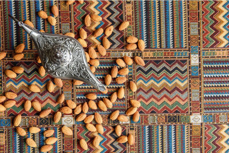 阿拉伯传统地毯上的坚果杏仁