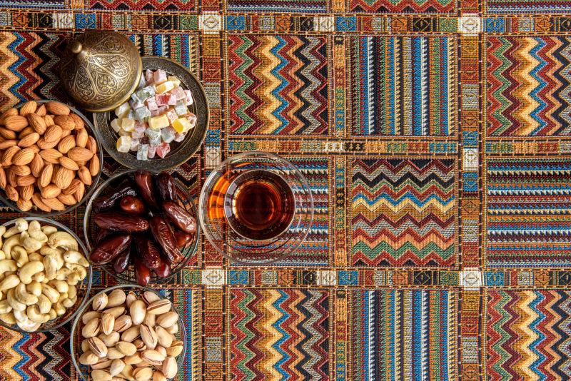 传统地毯上特色小吃与茶