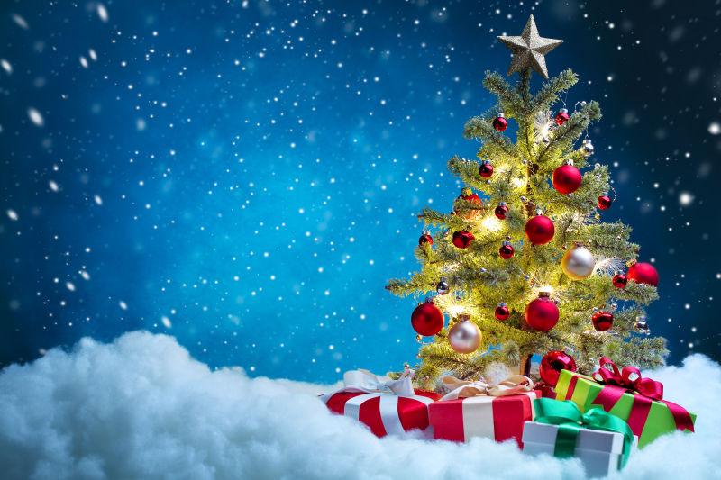 蓝色背景下的雪花圣诞树和礼物
