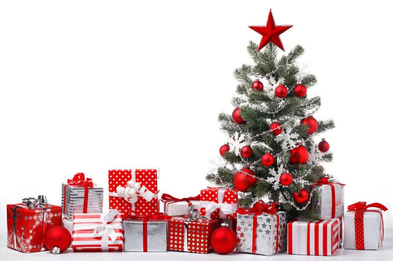 白色背景下装饰好的圣诞树和庆祝礼物