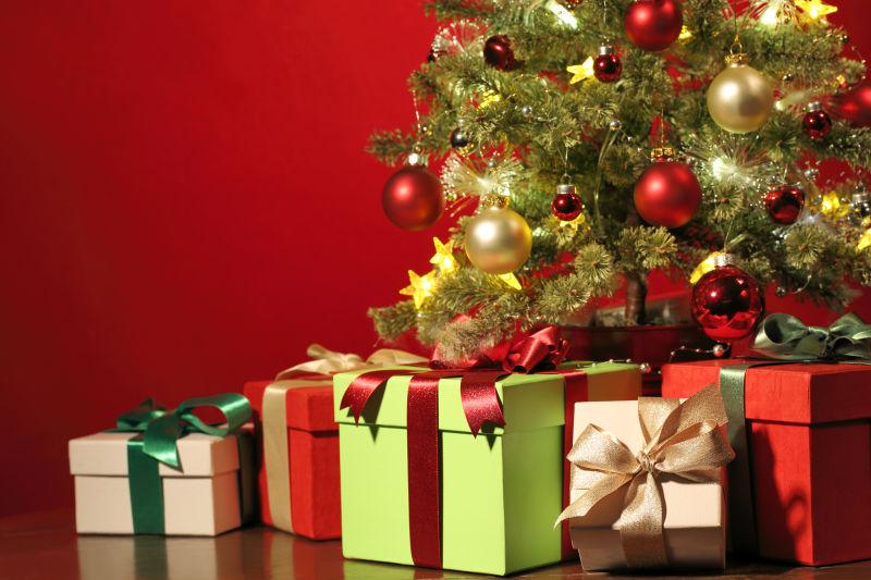红色背景下的圣诞树和礼物