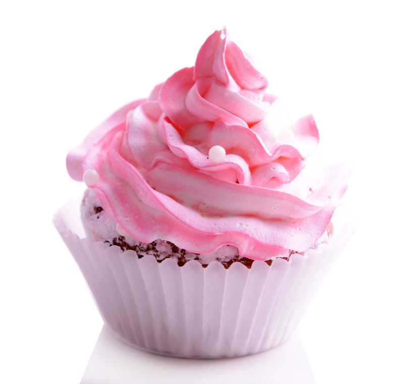 白色背景前粉红色小蛋糕