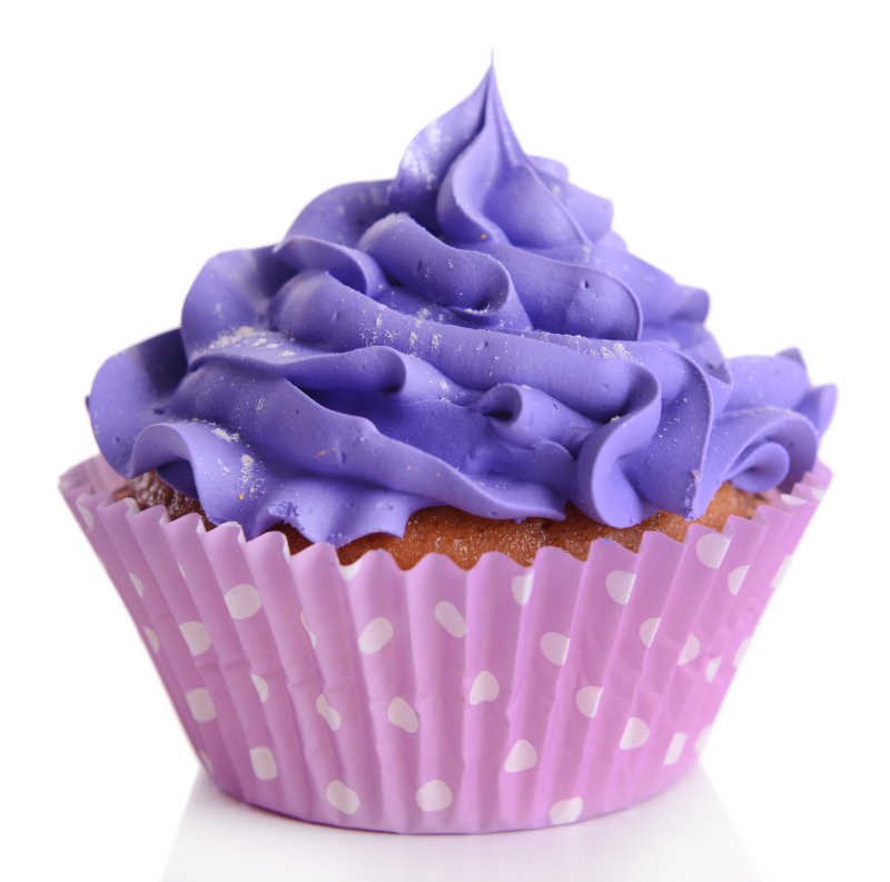 白色背景前紫色小蛋糕