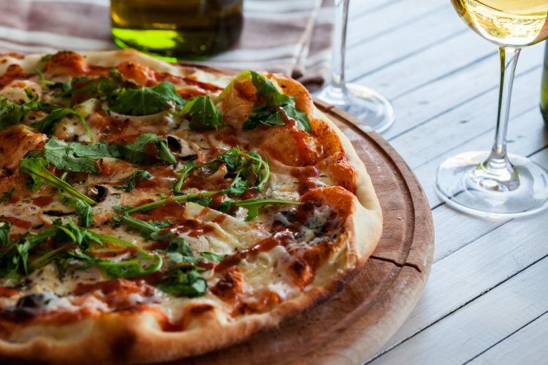 木桌砧板上美味的披萨