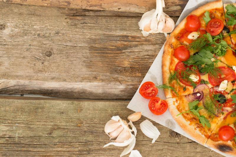 木桌上美味的蔬菜披萨