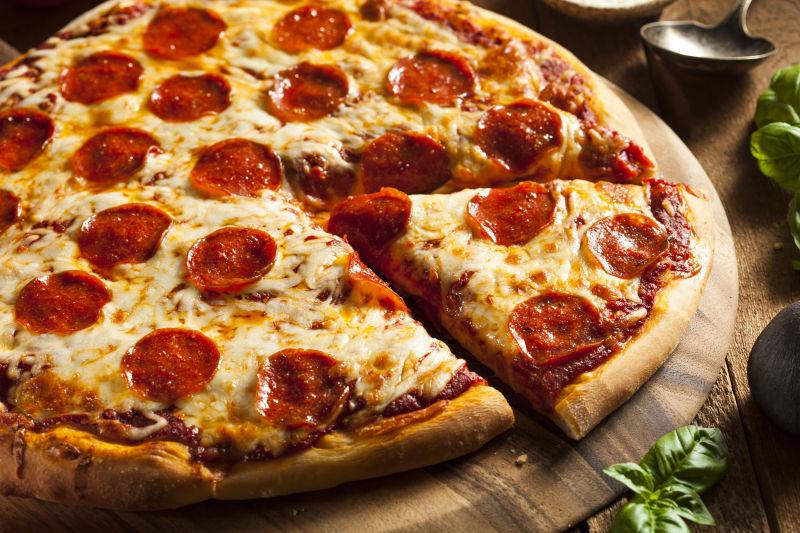 美味的意大利辣味香肠自制披萨