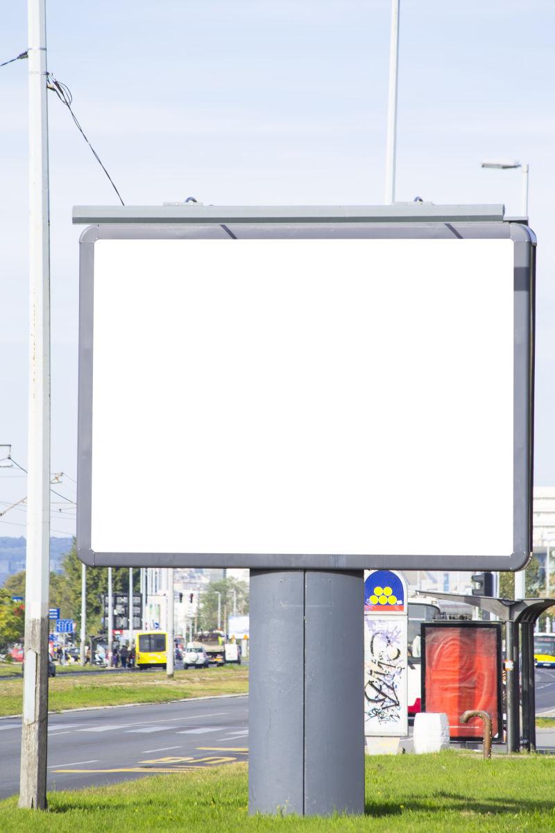 城市道路旁的空白广告牌