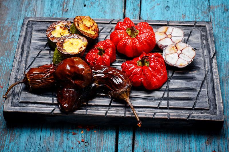 厨房板上烤茄子的辣椒和大蒜