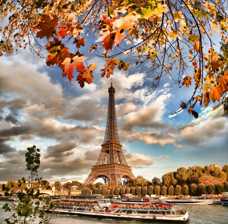 巴黎塞纳河上的铁塔