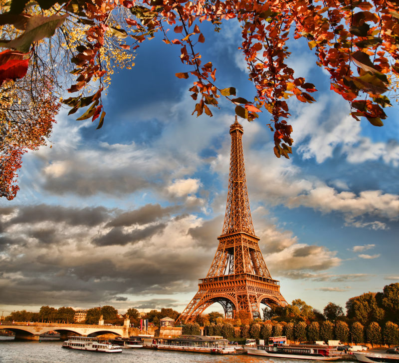 秋叶与巴黎铁塔