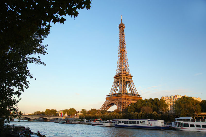 蓝天下的巴黎铁塔