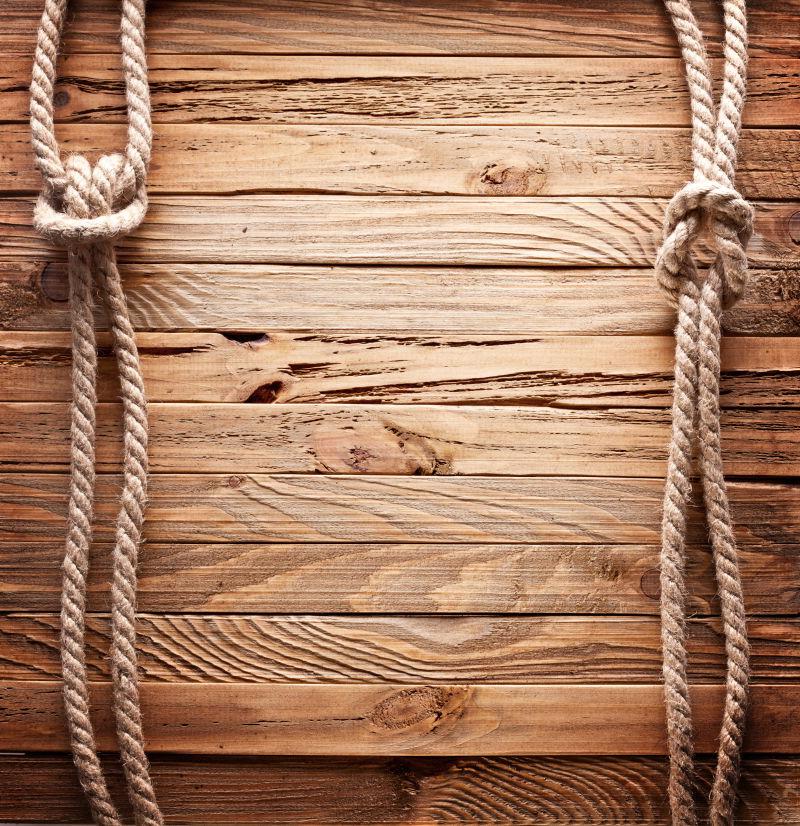 木墙上的绳子