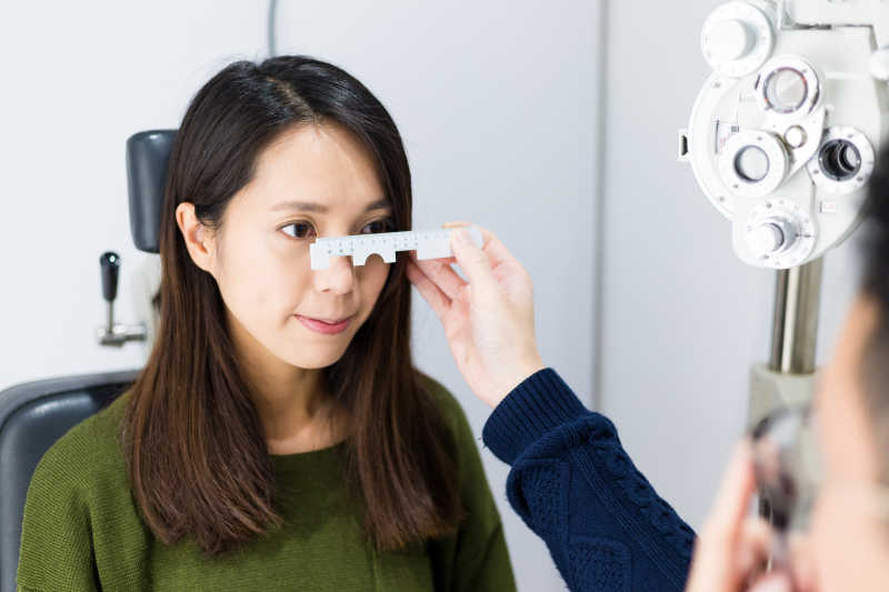 女人在眼科医院检查视力