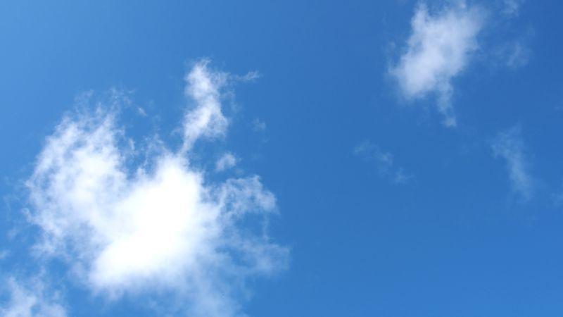 美丽的白云在蓝天上
