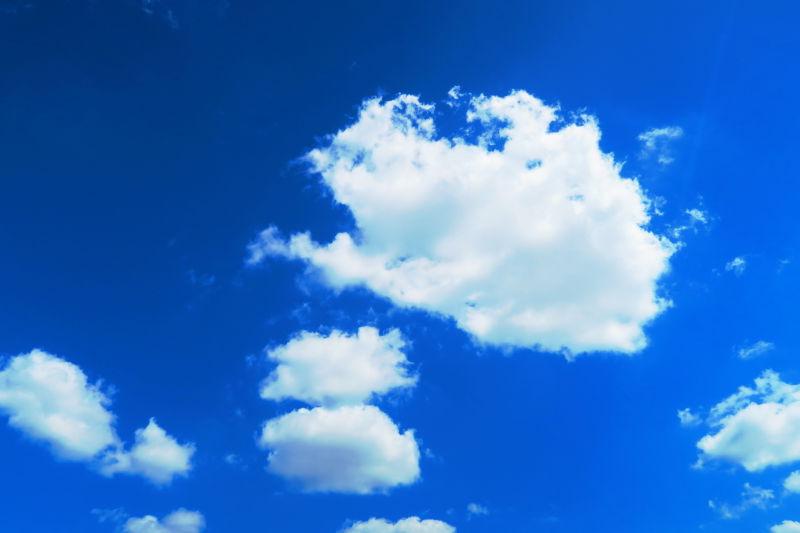 蓝色空中美丽的白云